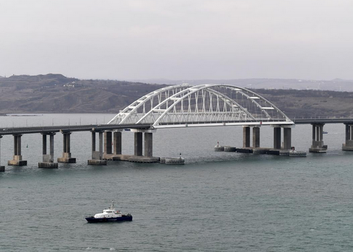 Окупанти почали будувати паралельну Кримському мосту переправу